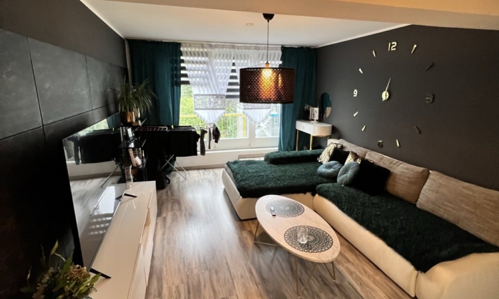 SHG+++  Schöne 2,5-Zimmerwohnung im DG mit kleinem Austritt/Loggia - Möbel mit zu verkaufen