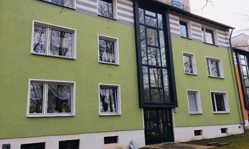 SHG+++ Im frisch sanierten Objekt befindet sich die schöne 2,5-Zimmerwohnung im DG mit kleinem Austritt/Loggia