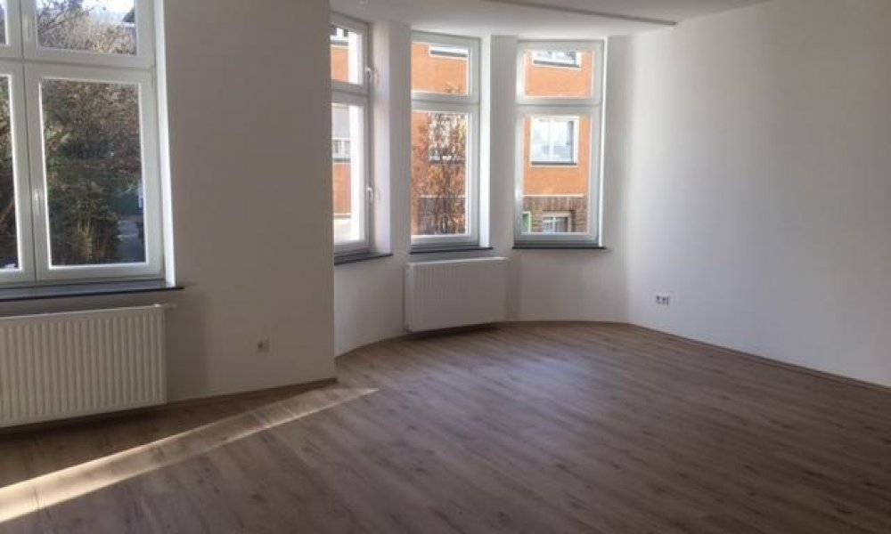 SHG++++ hochwertig sanierte und großzügige 4-Zimmer Wohnung im 1. OG zu vermieten