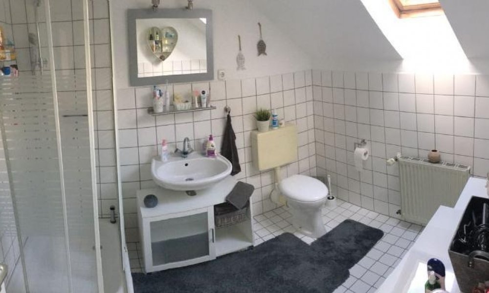 SHG+++ Schöne 2,5-Zimmerwohnung im DG mit kleinem Austritt/Loggia