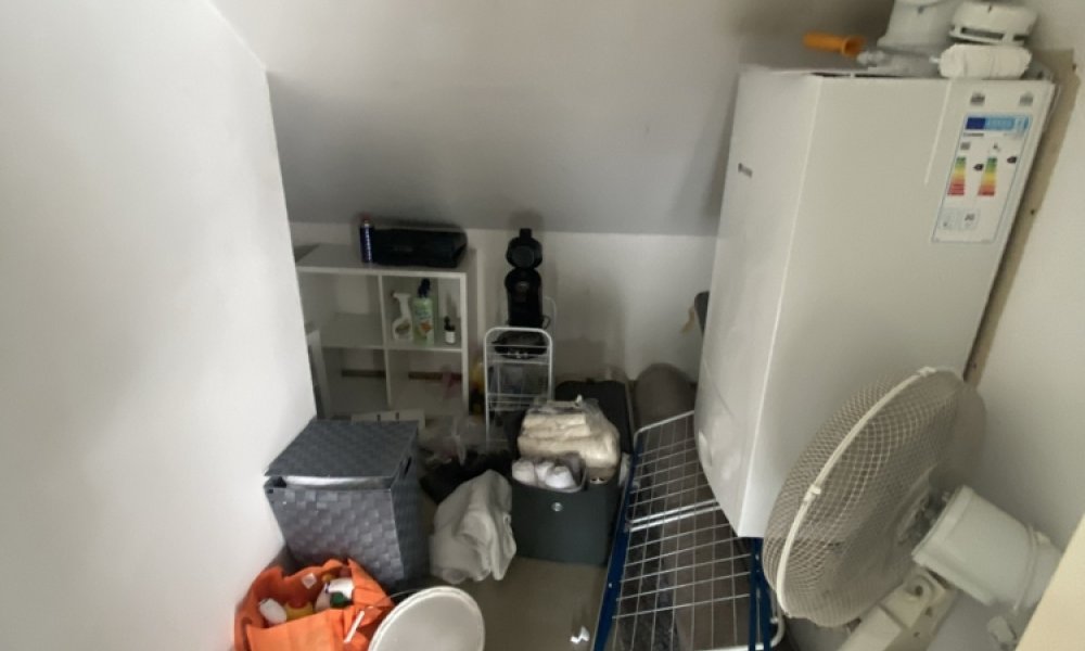 SHG+++ Schön renovierte 2,5-Zimmerwohnung im DG mit kleinem Austritt/Loggia