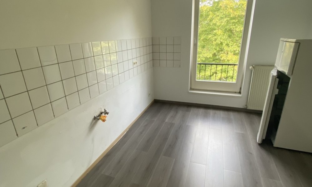 SHG+++ Schön renovierte 2,5-Zimmerwohnung im DG mit kleinem Austritt/Loggia