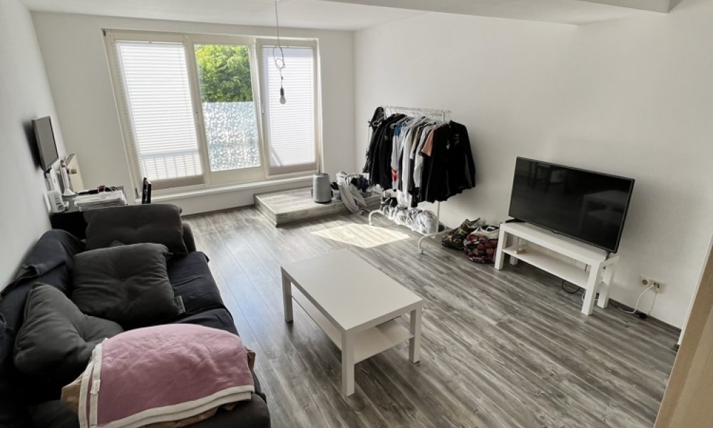 SHG+++ Schön renovierte 2,5-Zimmerwohnung im DG mit kleinem Austritt/Loggia