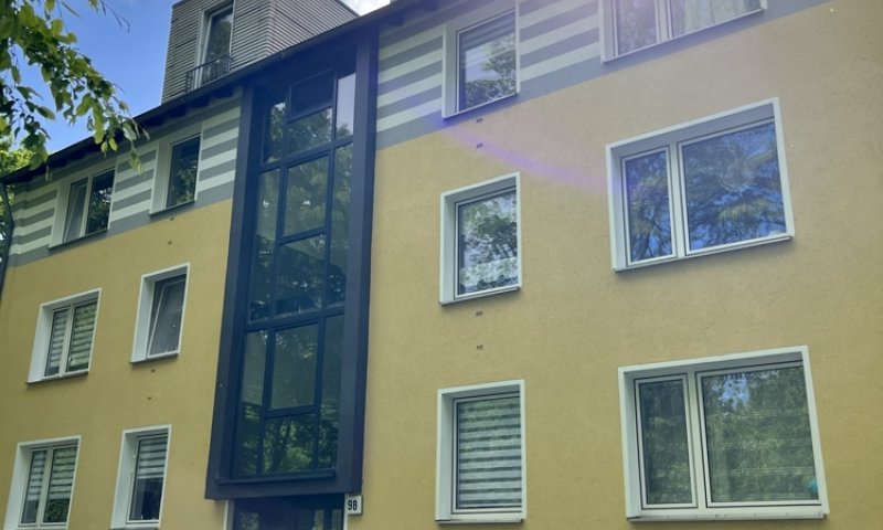 SHG+++ Schön renovierte 2,5-Zimmerwohnung im DG mit kleinem Austritt/Loggia