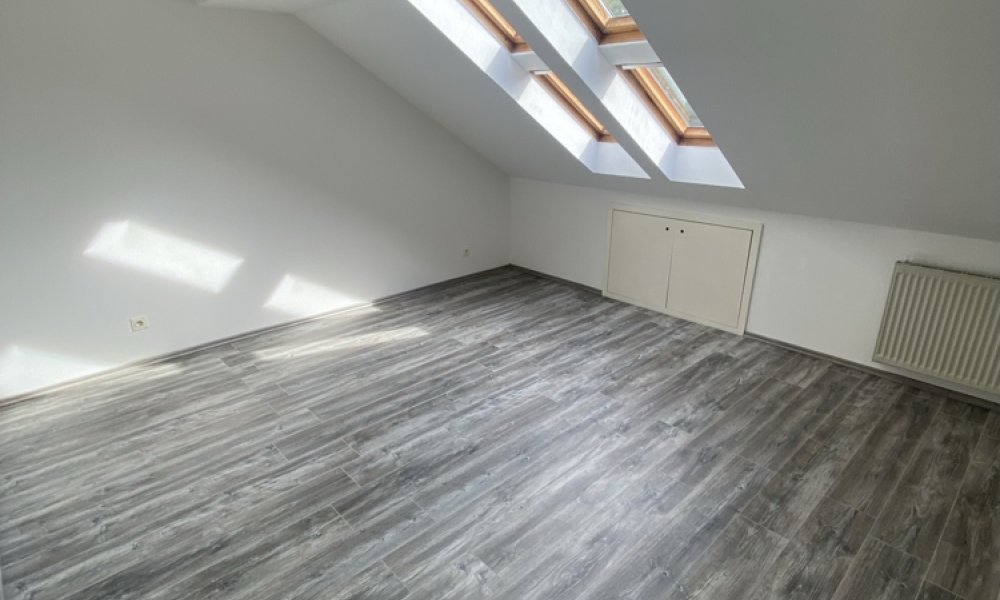 SHG+++ Schön renovierte 2,5-Zimmerwohnung im DG mit kleinem Austritt/Loggia