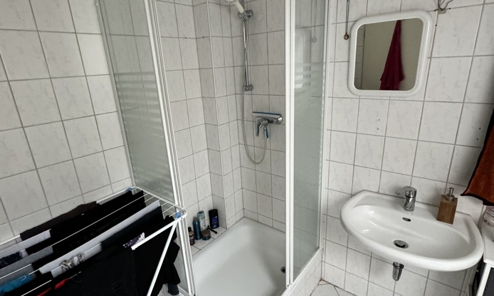 SHG+++ Schön renovierte 2,5-Zimmerwohnung im DG mit kleinem Austritt/Loggia