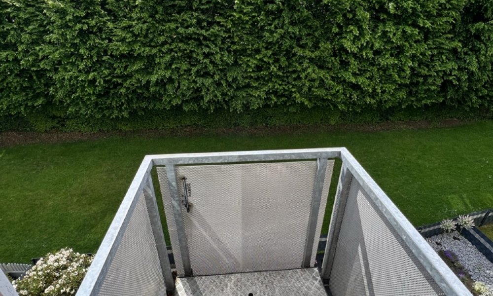 SHG+++ Schön renovierte 2,5-Zimmerwohnung im DG mit kleinem Austritt/Loggia