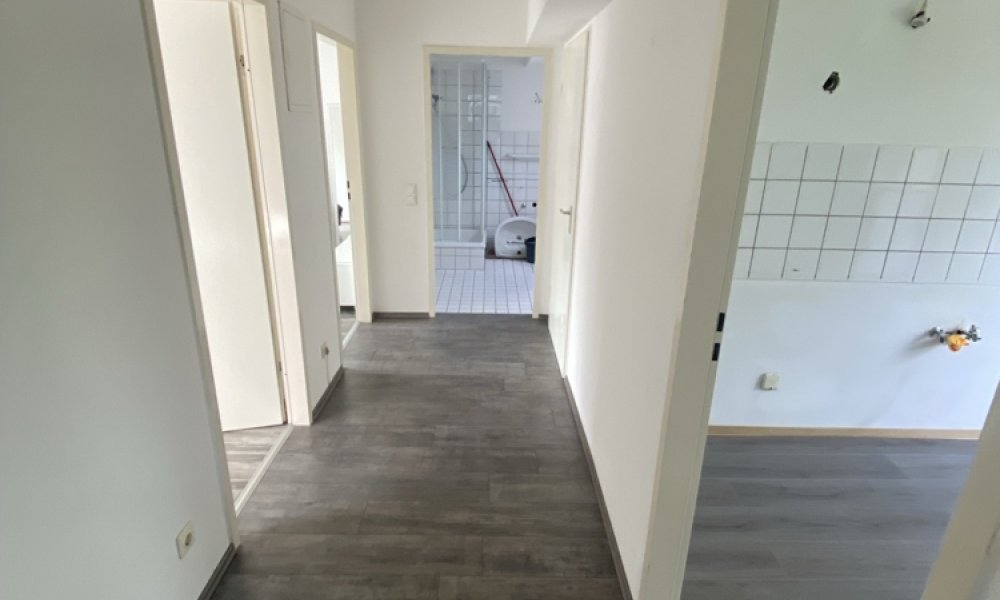 SHG+++ Schön renovierte 2,5-Zimmerwohnung im DG mit kleinem Austritt/Loggia