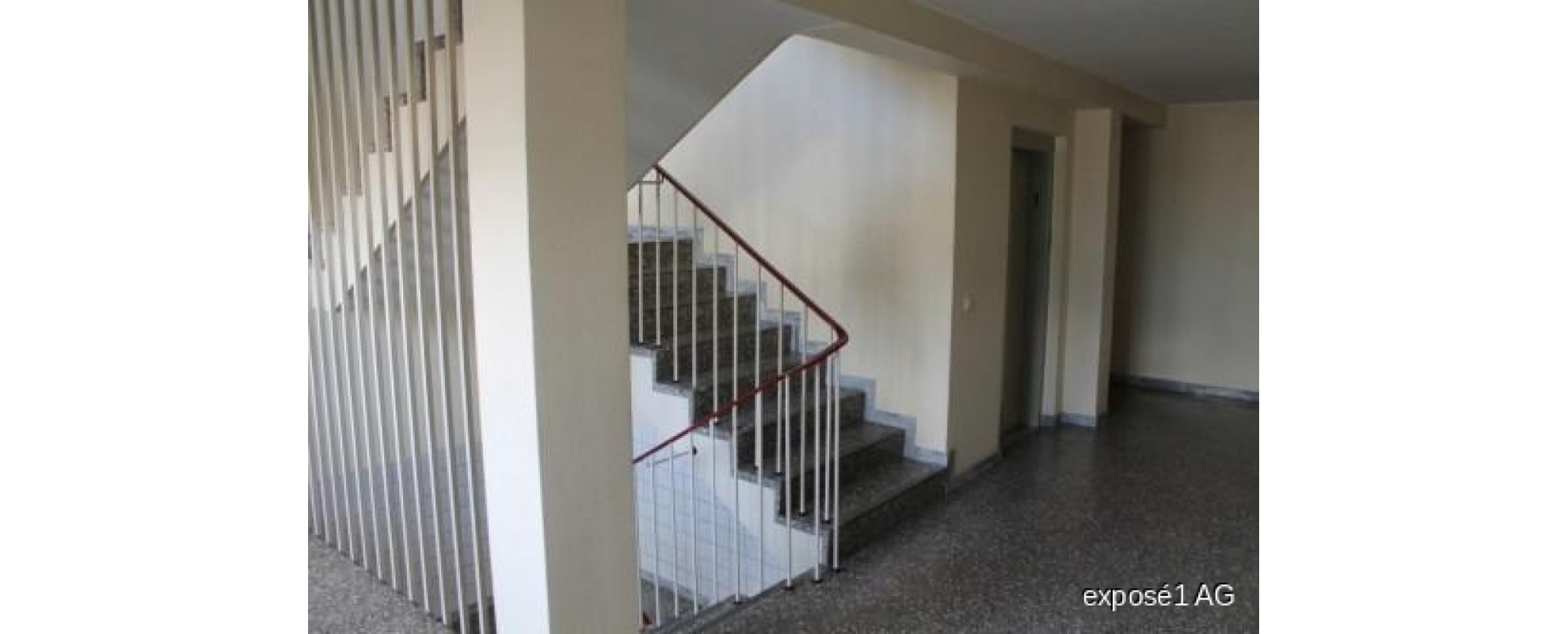 Treppenhaus und Aufzug