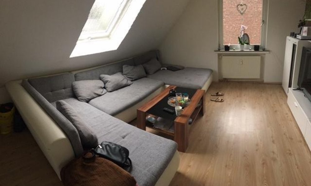 SHG+++ Vor kurzem renovierte und gemütliche Dachgeschosswohnung