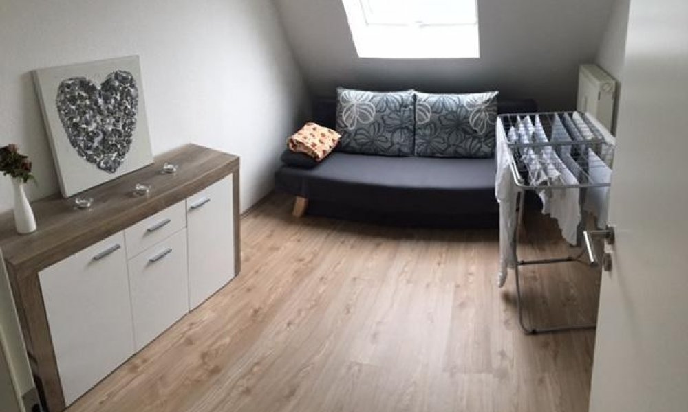 SHG+++ Vor kurzem renovierte und gemütliche Dachgeschosswohnung