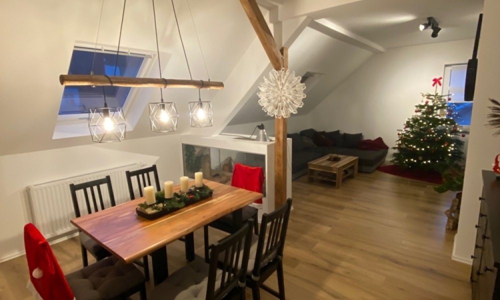 Kernsanierte 3,5-Dachgeschoss Wohnung + kompletter Spitzboden zu freien Verfügung