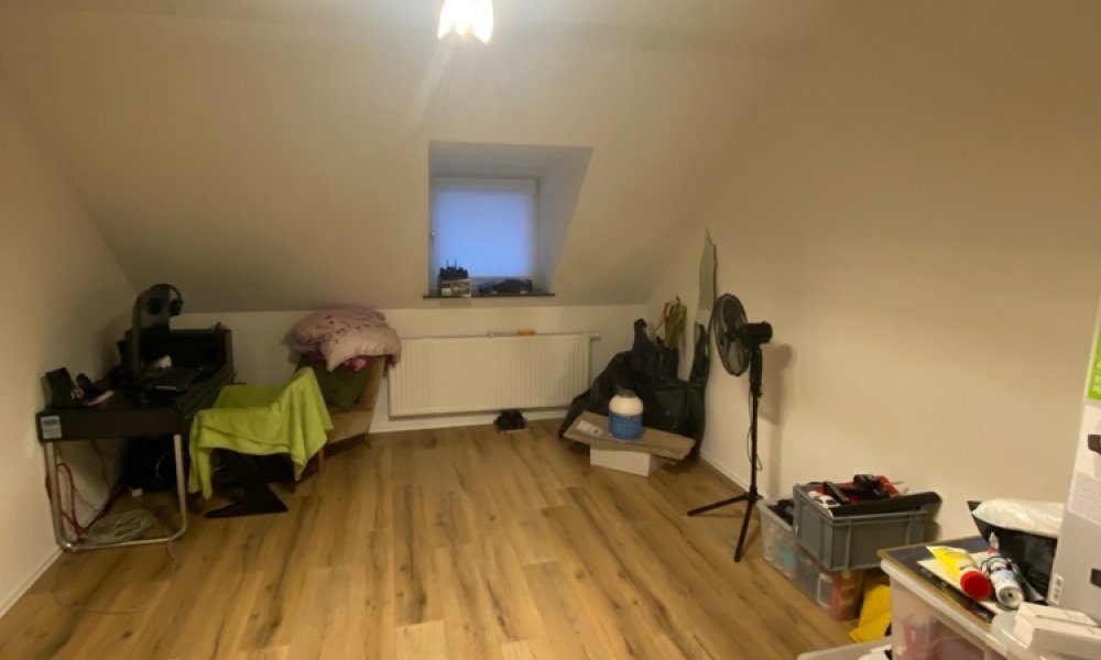 Kernsanierte 3,5-Dachgeschoss Wohnung + kompletter Spitzboden zu freien Verfügung