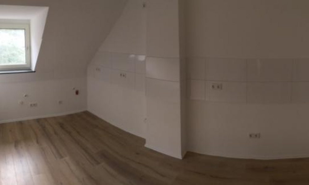 SHG+++ Kernsanierte 3,5-Zimmer Wohnung inkl. kompletten Dachgeschoss