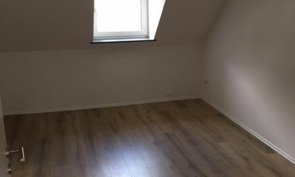 SHG+++ Kernsanierte 3,5-Zimmer Wohnung inkl. kompletten Dachgeschoss