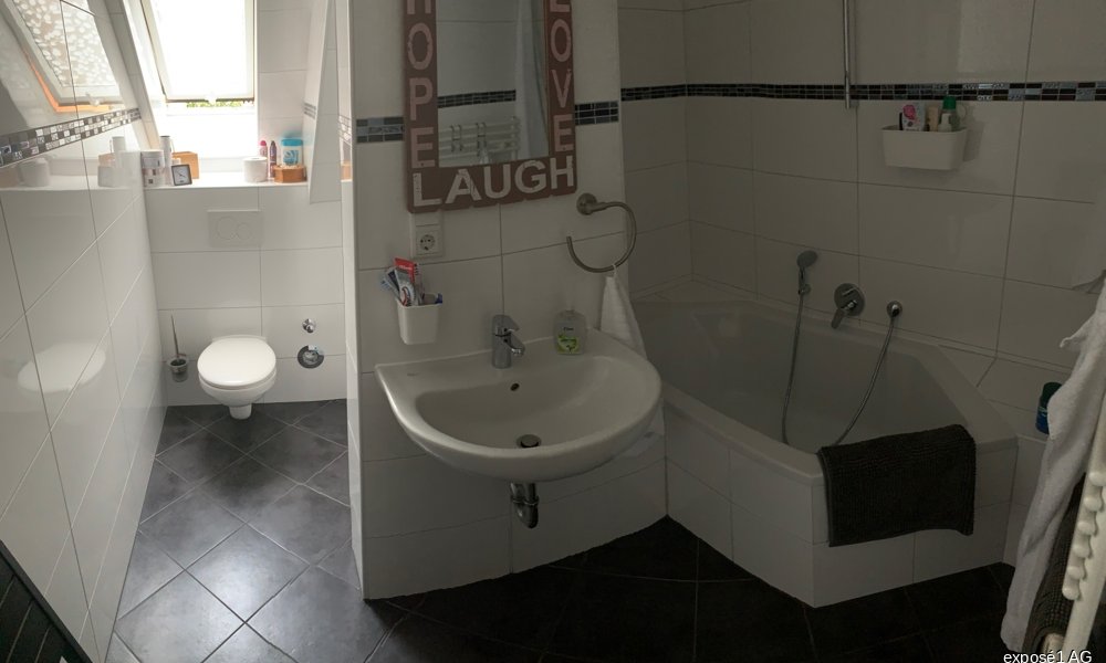 Kernsanierte 3,5-Dachgeschoss Wohnung + kompletter Spitzboden zu freien Verfügung