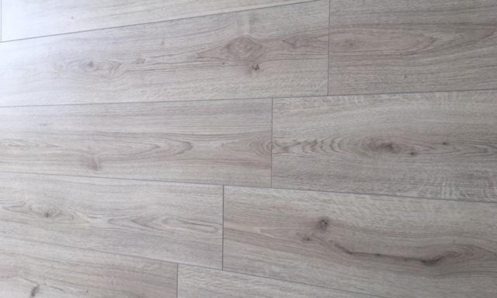 SHG+++ Kernsanierte 4,5 Zimmer Wohnung mit Gäste WC und Balkon