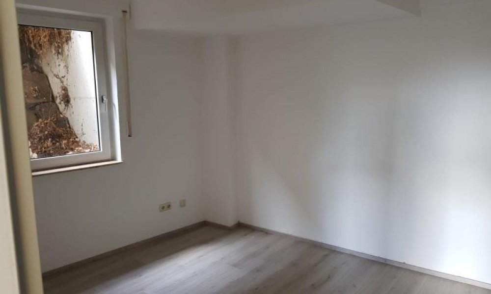 SHG+++ Schöne 3,5 Zimmer Wohnung mit Vorgarten