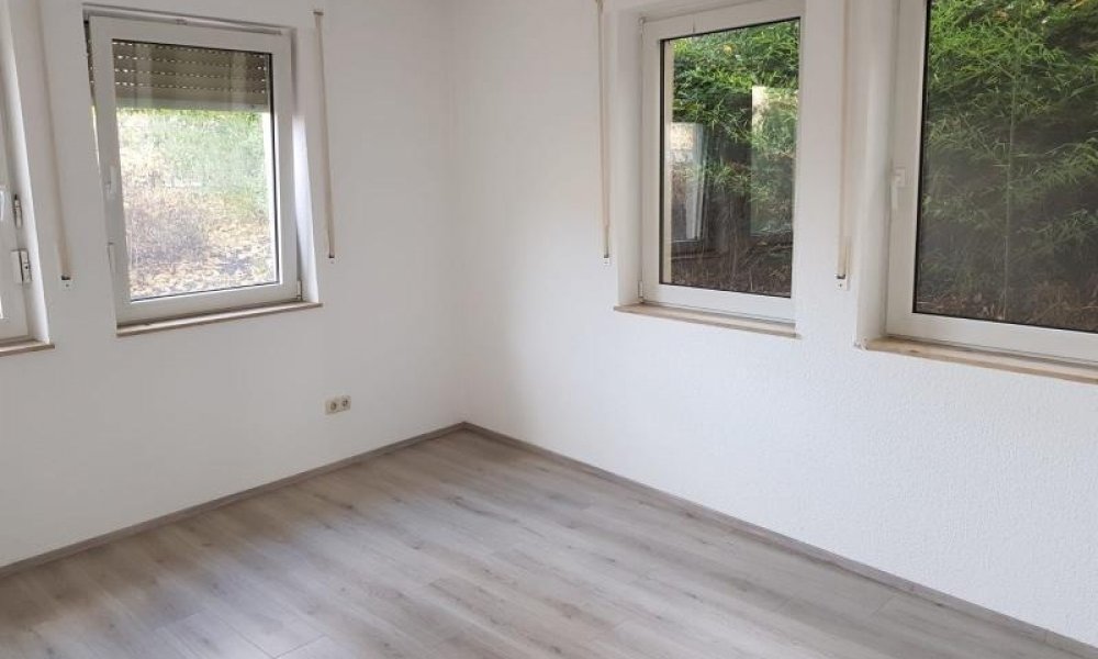SHG+++ Schöne 3,5 Zimmer Wohnung mit Vorgarten
