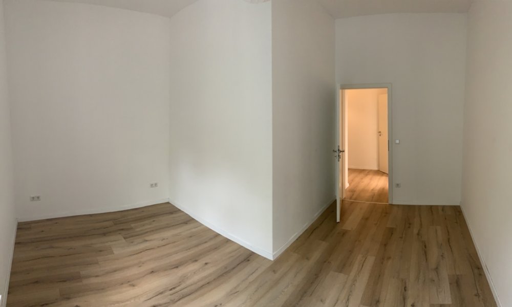 SHG+++ Große kernsanierte EG-Wohnung mit Balkon & eigener Haustür