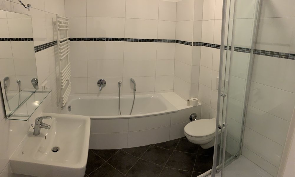 SHG+++ Große kernsanierte EG-Wohnung mit Balkon & eigener Haustür