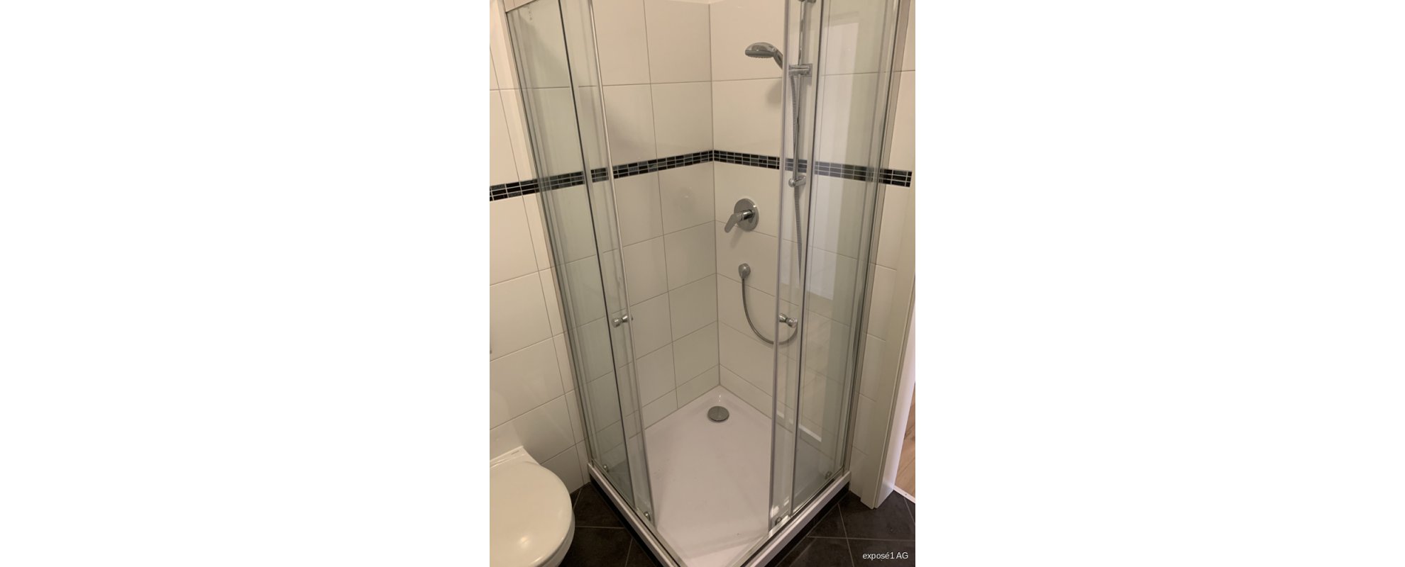 Im Badezimmer die Dusche 