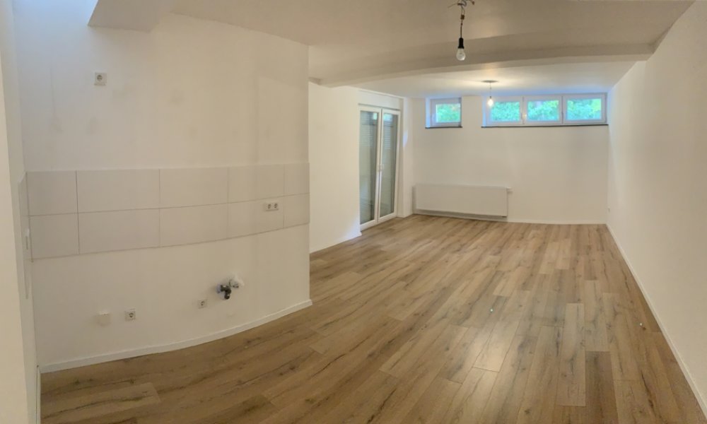 SHG+++ Große kernsanierte EG-Wohnung mit Balkon & eigener Haustür