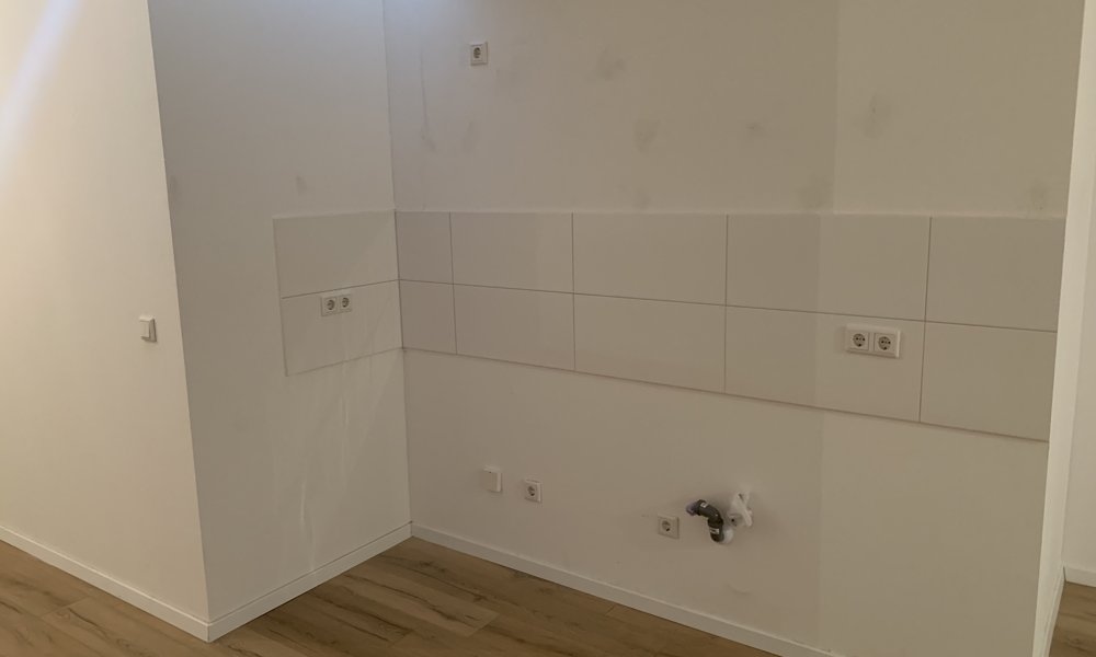 SHG+++ Große kernsanierte EG-Wohnung mit Balkon & eigener Haustür