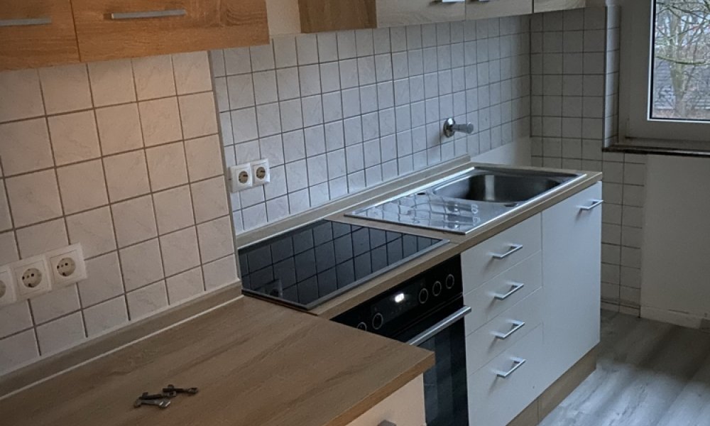 SHG+++ Schöne 3,5-Zimmerwohnung mit Balkon - Kernsanierte Fassade - Möbel zu verkaufen
