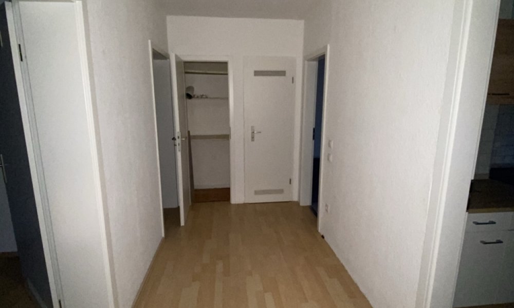 SHG+++ Schöne 3,5-Zimmerwohnung mit Balkon - Kernsanierte Fassade - Möbel zu verkaufen