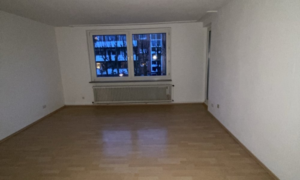 SHG+++ Schöne 3,5-Zimmerwohnung mit Balkon - Kernsanierte Fassade - Möbel zu verkaufen