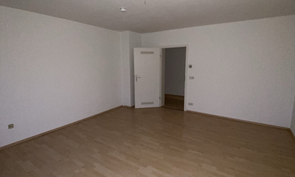 SHG+++ Schöne 3,5-Zimmerwohnung mit Balkon - Kernsanierte Fassade - Möbel zu verkaufen