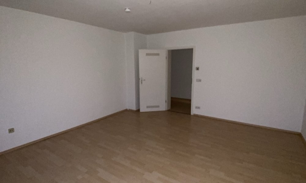 SHG+++ Schöne 3,5-Zimmerwohnung mit Balkon - Kernsanierte Fassade - Küche kann abgekauft werden